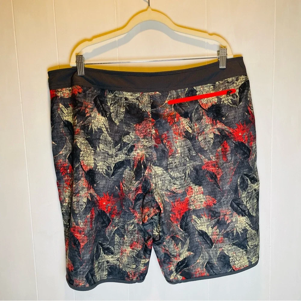 The North Face Men’s Size 40 R Board Shorts Swim Trunks Spring Green Pot Print